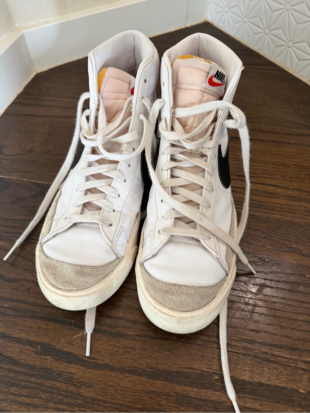 Nike Women’s High-Top Blazer Mid 'White with Black Swoosh'